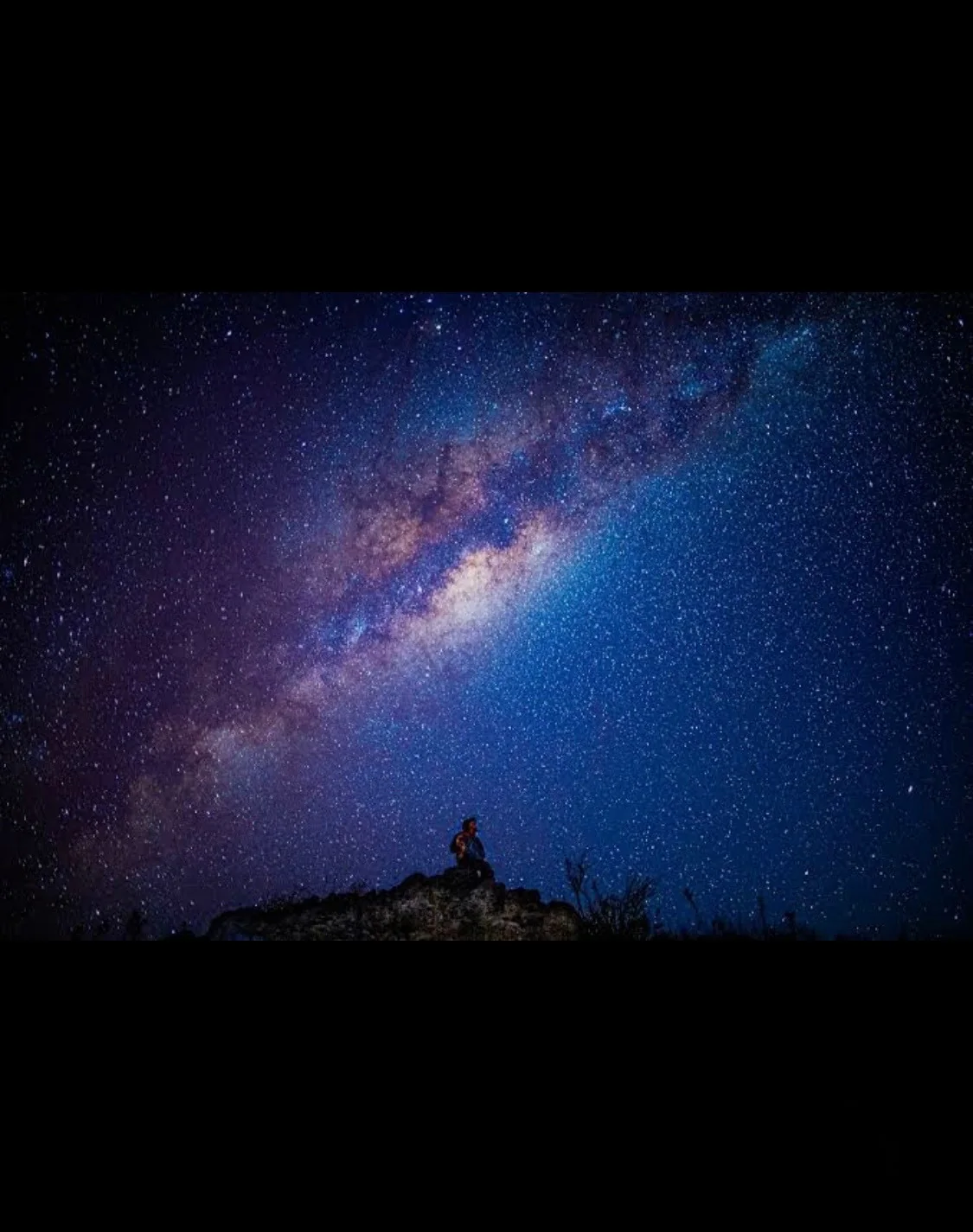 Cielo nocturno estrellado observado desde las sierras