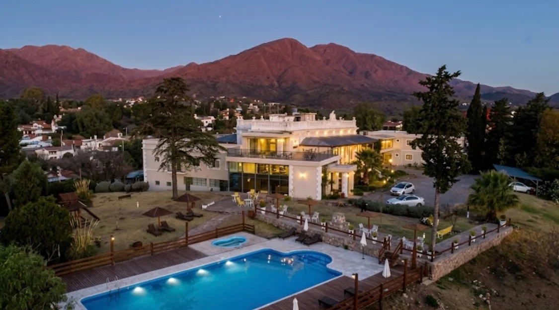 Hotel con piscina y sierras de Capilla del Monte al fondo