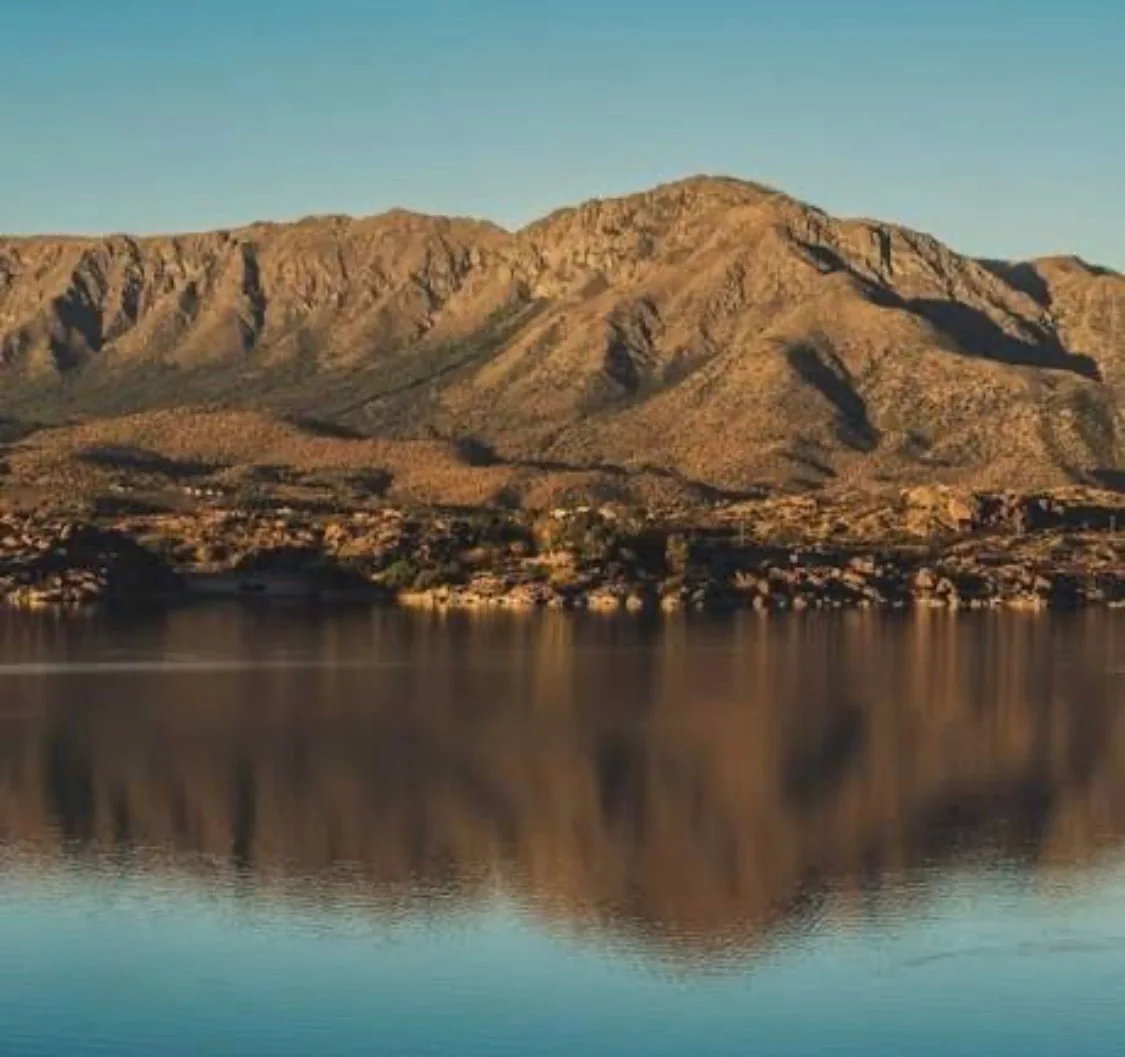 Cerro Uritorco reflejado en el agua
